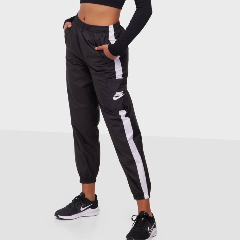 Nike Women's Sportswear Repel Essential Woven Jogger Pants